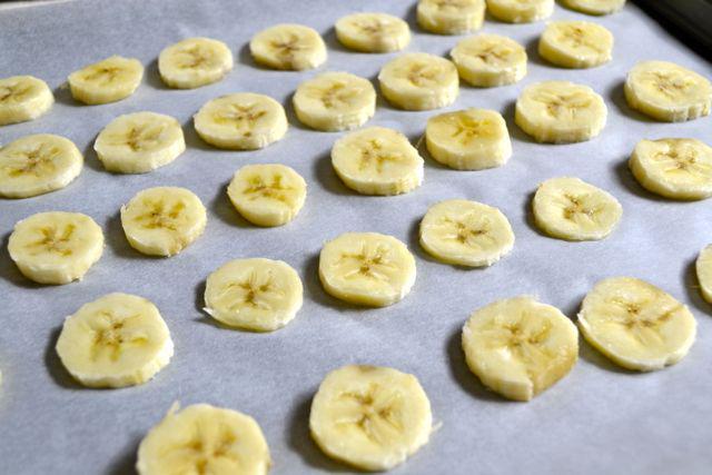 รูปภาพ:http://22ttbp8oprn1ca9hr32ps35jqf.wpengine.netdna-cdn.com/wp-content/uploads/2012/07/Chocolate-Covered-Frozen-Banana-and-Peanut-Butter-Bites-Instructions1.jpg