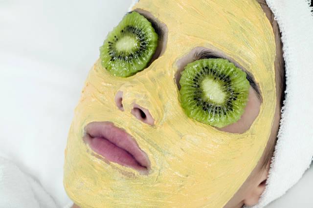 รูปภาพ:http://1-ps.googleusercontent.com/x/www.becomegorgeous.com/static.becomegorgeous.com/img/arts/2013/10/homemade-face-masks-for-oily-skin/Egg_Yolk_Face_Mask.jpg