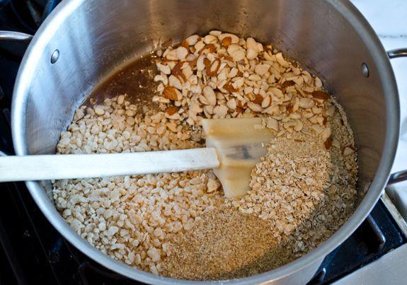 รูปภาพ:http://www.onceuponachef.com/images/2013/04/adding-oats-crispy-rice-and-other-ingredients.jpg
