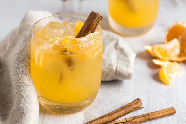 รูปภาพ:https://images.britcdn.com/wp-content/uploads/2016/11/Clementine-whiskey-smash-5.jpg