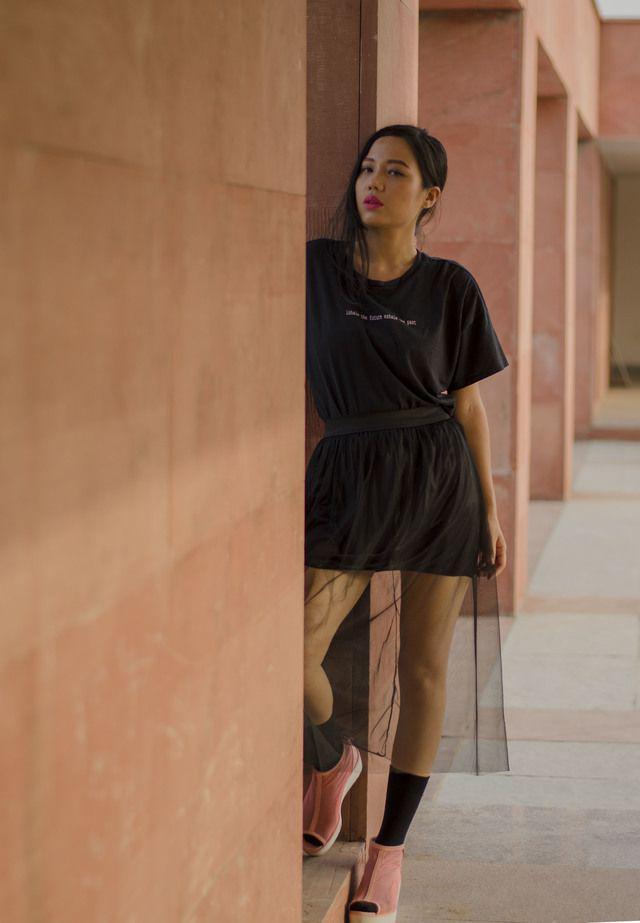 รูปภาพ:http://dashesofme.com/wp-content/uploads/2016/06/Dashesofme-Barnali-Pegu-How-to-wear-a-see-through-skirt-All-black-See-Through-how-to-wear-black-sheer-skirt-image1.jpg