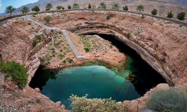 รูปภาพ:www.dailymail.co.uk/.../The-worlds-beautiful-sinkhole-Cavernous-20m-deep
