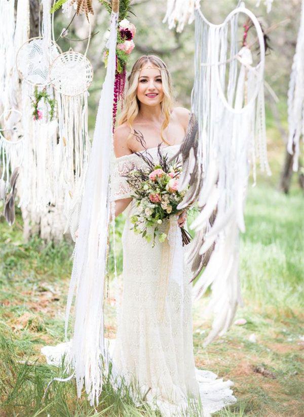 รูปภาพ:http://www.deerpearlflowers.com/wp-content/uploads/2015/09/boho-lace-wedding-dress.jpg