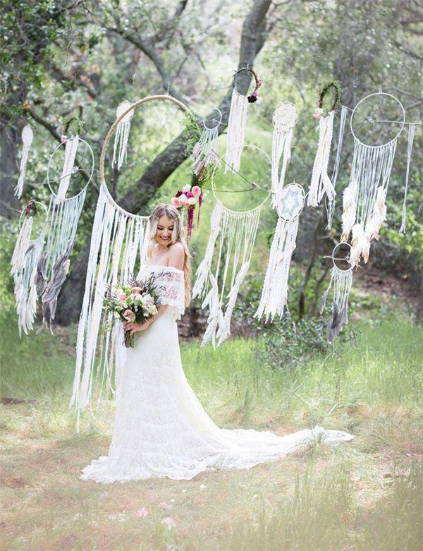 รูปภาพ:http://www.deerpearlflowers.com/wp-content/uploads/2015/09/dreamcatcher-wedding-ceremony-backdrop.jpg