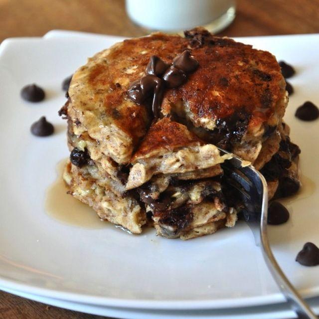 ภาพประกอบบทความ 'Oatmeal Chocolate Chip Pancakes' แพนเค้กทำง่าย แถมมีประโยชน์ต่อร่างกาย