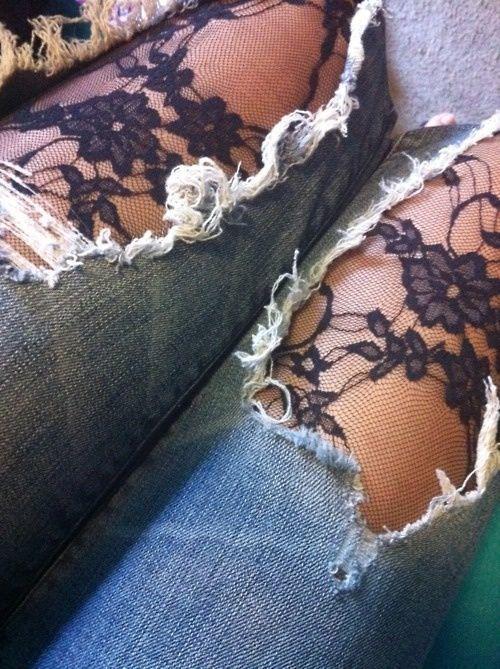 รูปภาพ:http://www.listotic.com/wp-content/uploads/2014/01/23.-Wear-pretty-tights-under-ripped-jeans-31-Clothing-Tips-Every-Girl-Should-Know-tights.jpg
