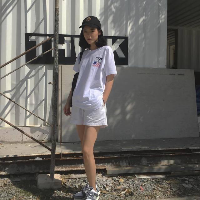 ภาพประกอบบทความ Fashion update!!! ลุค "ขาว ดำ เทา" ของวัยรุ่นไทย สวย ดูดี