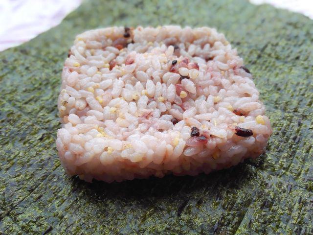 รูปภาพ:http://www.tokyourbankitchen.com/wp-content/uploads/2016/07/5.-Bacon-egg-avocado-onigirazu-Japanese-rice-sandwich.jpg
