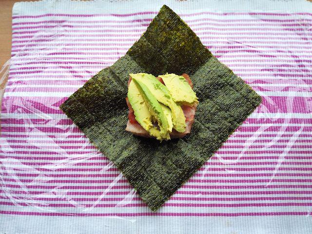 รูปภาพ:http://www.tokyourbankitchen.com/wp-content/uploads/2016/07/7.-Bacon-egg-avocado-onigirazu-Japanese-rice-sandwich.jpg
