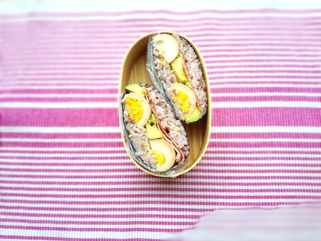 รูปภาพ:http://www.tokyourbankitchen.com/wp-content/uploads/2016/07/1.-Bacon-egg-avocado-onigirazu-Japanese-rice-sandwich.jpg