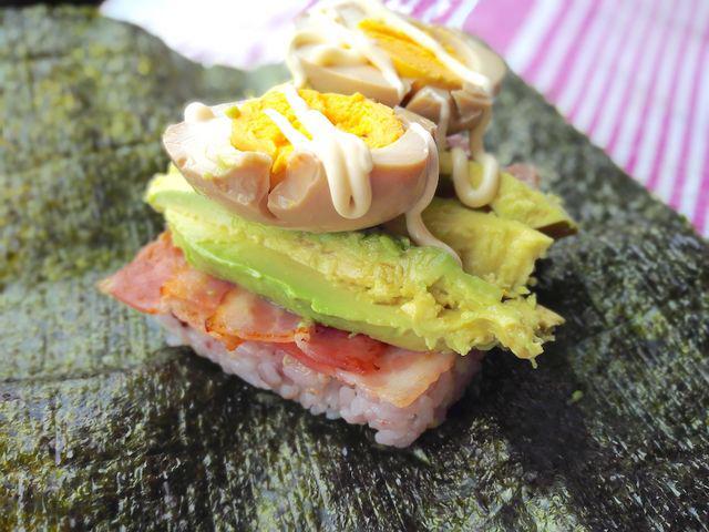 รูปภาพ:http://www.tokyourbankitchen.com/wp-content/uploads/2016/07/10.-Bacon-egg-avocado-onigirazu-Japanese-rice-sandwich.jpg