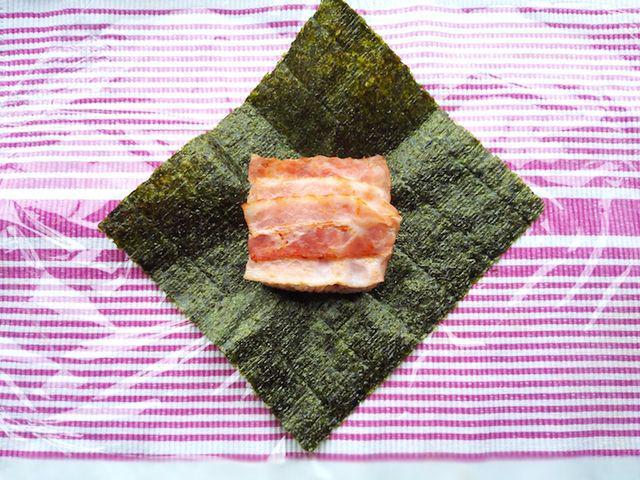 รูปภาพ:http://www.tokyourbankitchen.com/wp-content/uploads/2016/07/6.-Bacon-egg-avocado-onigirazu-Japanese-rice-sandwich.jpg