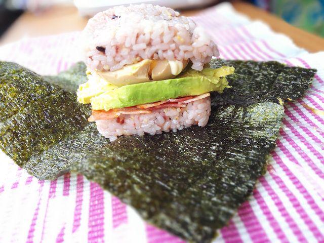 รูปภาพ:http://www.tokyourbankitchen.com/wp-content/uploads/2016/07/12.-Bacon-egg-avocado-onigirazu-Japanese-rice-sandwich.jpg