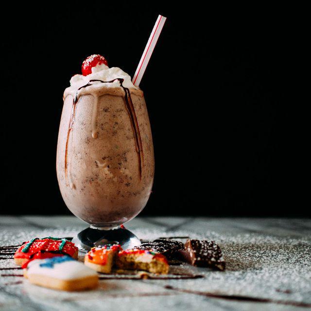 ตัวอย่าง ภาพหน้าปก:'Chocolate Chip Cookie Milkshake' มิลค์เชคสูตรทำง่าย อร่อยฟินจนวางแก้วแทบไม่ลงทีเดียว