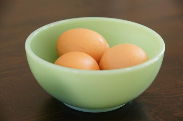 รูปภาพ:http://www.befoodsmart.com/blog/wp-content/uploads/2010/07/brown-eggs-in-green-bowl.jpg