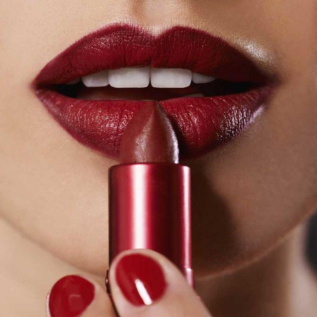 รูปภาพ:http://www.prettydesigns.com/wp-content/uploads/2016/06/1433811975-woman-applying-red-lipstick-on-lips.jpg