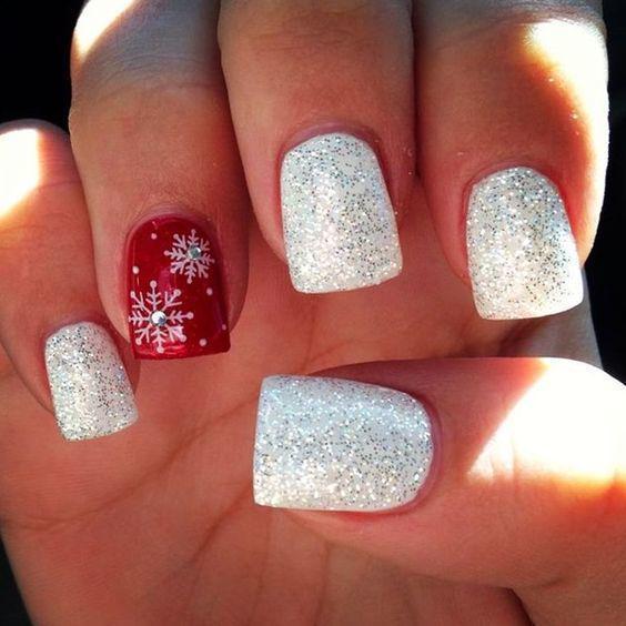 รูปภาพ:http://www.prettydesigns.com/wp-content/uploads/2016/11/Red-and-White-Nails-with-Snowflakes-and-Glitter.jpg