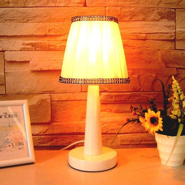 รูปภาพ:http://okbedrooms.com/wp-content/uploads/2016/10/small-lamps-for-bedroom-stunning-design-top-table-choose-the-right-one-lighting.jpg