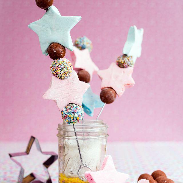 ภาพประกอบบทความ Marshmallow Candy Kabobs ทำง่าย กินอร่อย แถมน่ารักมุ้งมิ้งซะไม่มี
