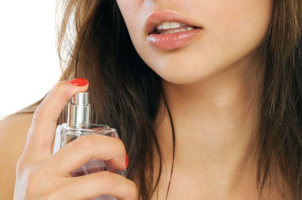 รูปภาพ:http://cdn.skim.gs/image/upload/v1456339097/msi/woman-spraying-perfume_hr15hj.jpg