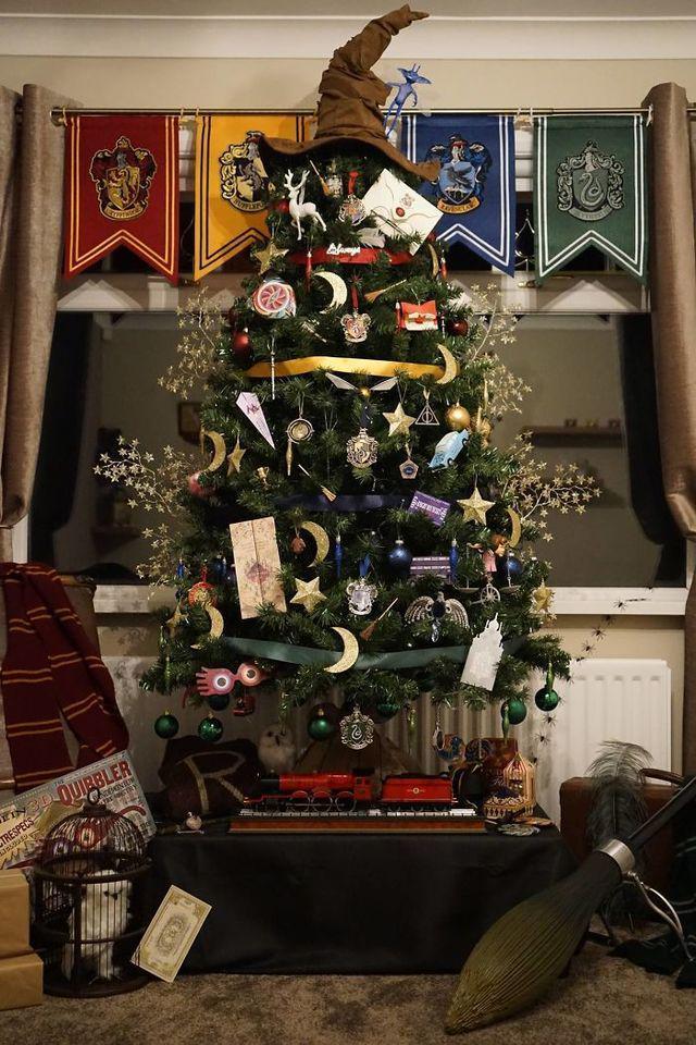 รูปภาพ:http://static.boredpanda.com/blog/wp-content/uploads/2016/11/Harry-Potter-Themed-Christmas-Tree-by-Kathryn-Burnett-2-583da2e804d70__700.jpg
