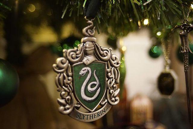 รูปภาพ:http://static.boredpanda.com/blog/wp-content/uploads/2016/11/This-Harry-Potter-Themed-Christmas-Tree-is-a-Feast-for-Potterheads-583e864c889d2__700.jpg