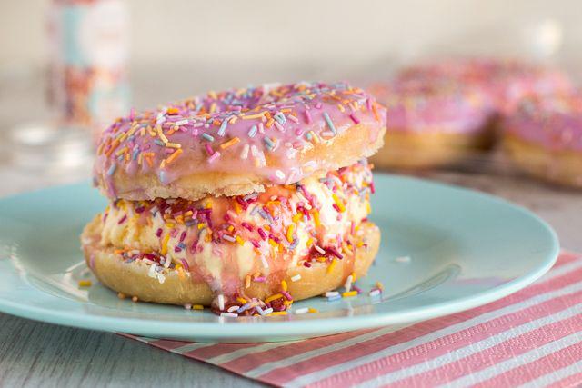 รูปภาพ:https://images.britcdn.com/wp-content/uploads/2016/11/Funfetti-donut-ice-cream-sandwich-8.jpg