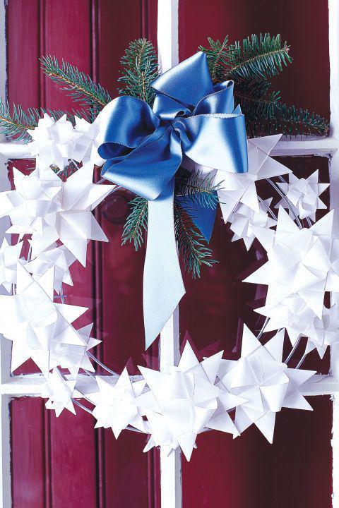 รูปภาพ:http://ghk.h-cdn.co/assets/cm/16/35/480x720/gallery-550040dc32143-ghk-christmas-wreath-craft-decorate-paper-stars-s2.jpg