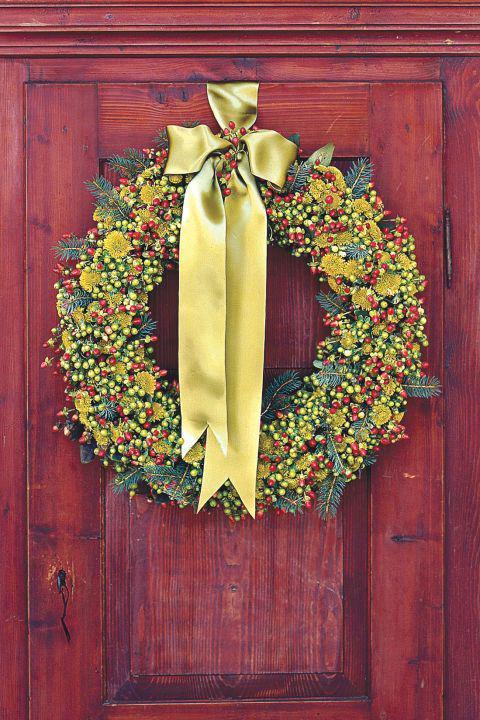 รูปภาพ:http://ghk.h-cdn.co/assets/cm/16/35/480x720/gallery-550040dd01318-ghk-christmas-wreath-craft-decorate-green-flowers-s2.jpg