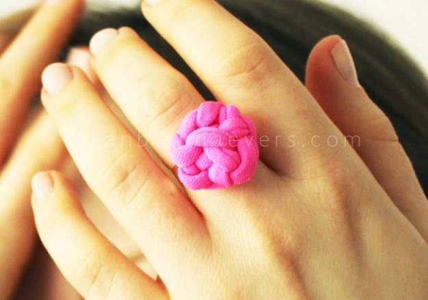 รูปภาพ:http://2.bp.blogspot.com/-j_6YxxSKJZk/UWyAfm6HprI/AAAAAAAAISc/dEAsHltQF0s/s640/neon+pink+knot+ring.jpg