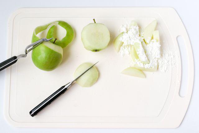รูปภาพ:https://images.britcdn.com/wp-content/uploads/2015/12/Apple-fries-with-caramel-swirled-cheesecake-dip-step-3.jpg