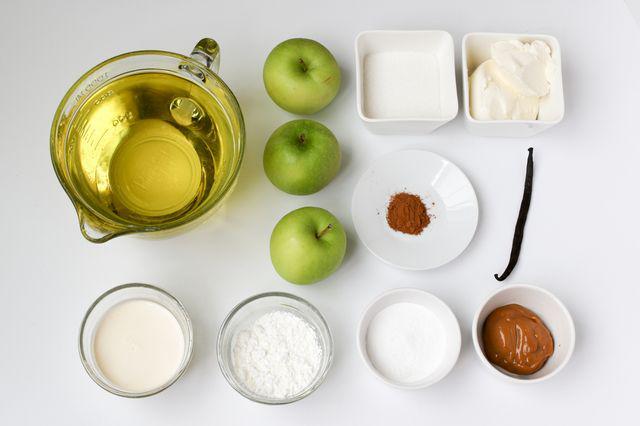 รูปภาพ:https://images.britcdn.com/wp-content/uploads/2015/12/Apple-fries-with-caramel-swirled-cheesecake-dip-ingredients.jpg