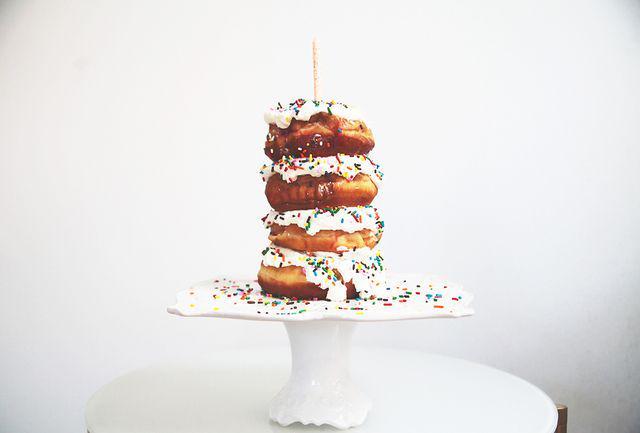 รูปภาพ:https://images.britcdn.com/wp-content/uploads/2015/07/Donut-Birthday-Cake-4.jpg