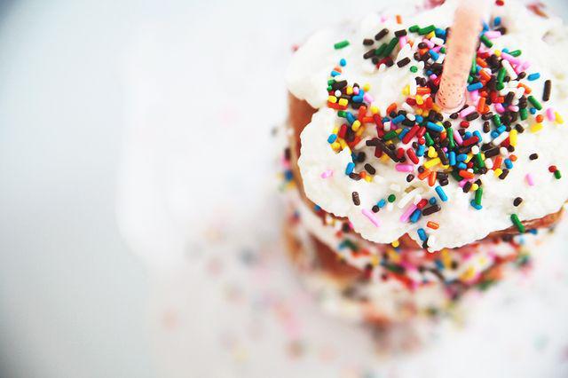 รูปภาพ:https://images.britcdn.com/wp-content/uploads/2015/07/Donut-Birthday-Cake-7.jpg