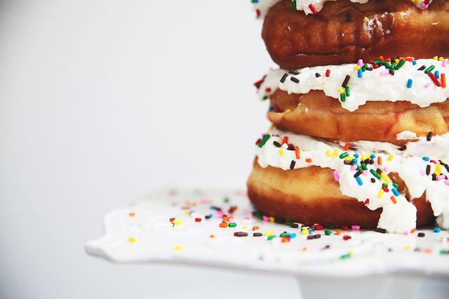 รูปภาพ:https://images.britcdn.com/wp-content/uploads/2015/07/Donut-Birthday-Cake-5.jpg