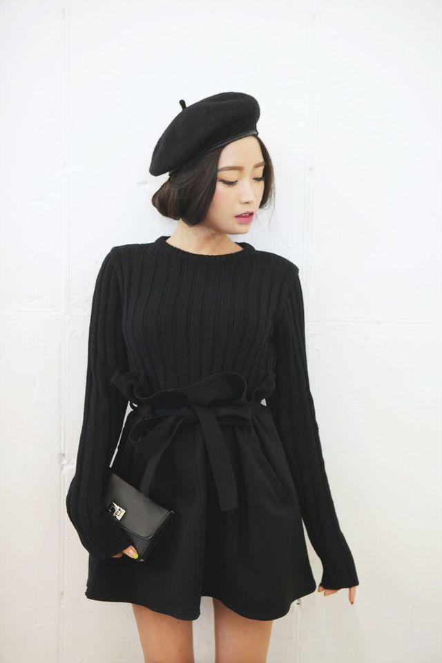 รูปภาพ:http://archzine.fr/wp-content/uploads/2015/10/1-b%C3%A9ret-femme-noir-robe-noire-leveres-roses-une-mine-chic-sac-a-main-petit-noir.jpg