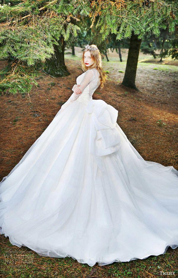 รูปภาพ:http://www.weddinginspirasi.com/wp-content/uploads/2016/04/tiglily-bridal-2016-long-sleeves-ball-gown-wedding-dress-fiona-mv-romantic-elegant-train.jpg