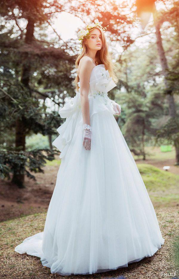รูปภาพ:http://www.weddinginspirasi.com/wp-content/uploads/2016/04/tiglily-bridal-2016-strapless-crumbcatcher-ball-gown-wedding-dress-dora-mv-romantic-princess.jpg