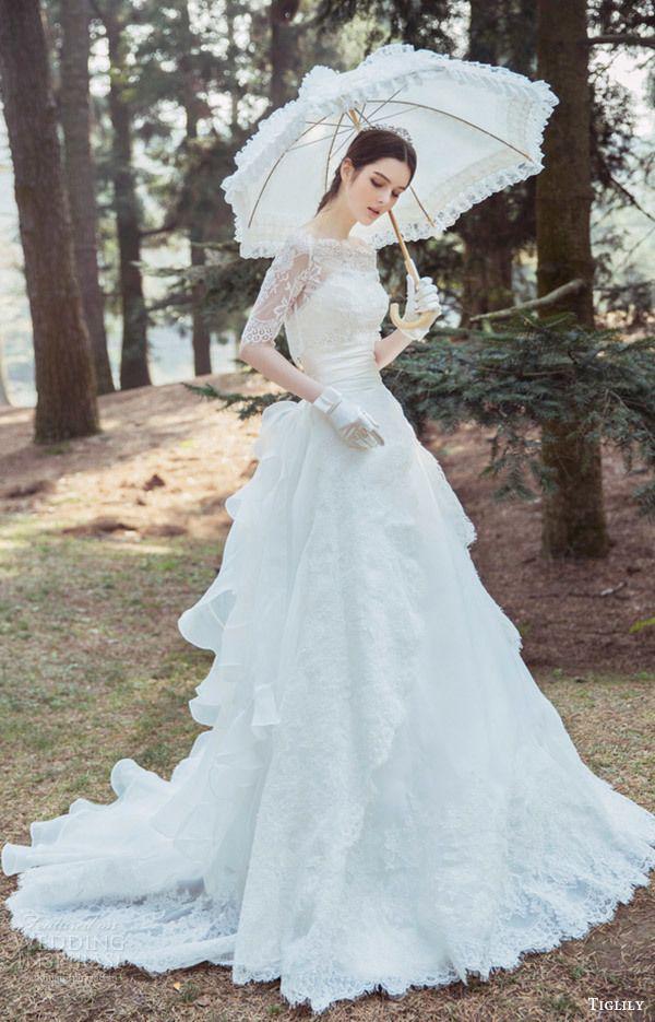 รูปภาพ:http://www.weddinginspirasi.com/wp-content/uploads/2016/04/tiglily-bridal-2016-illusion-half-sleeves-bateau-neck-aline-lace-wedding-dress-elisa-mv-romantic-princess.jpg