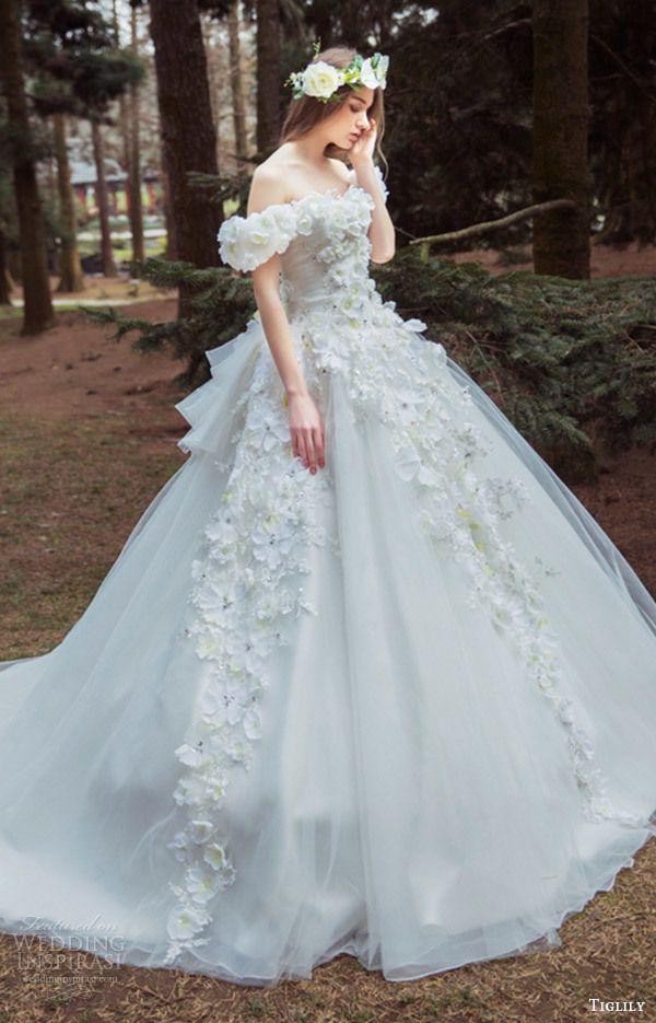 รูปภาพ:http://www.weddinginspirasi.com/wp-content/uploads/2016/04/tiglily-bridal-2016-off-shoulder-semi-sweetheart-ball-gown-wedding-dress-bella-appliques-mv-romantic-princess.jpg