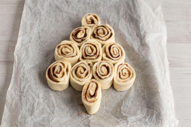 รูปภาพ:https://images.britcdn.com/wp-content/uploads/2016/12/Cinnamon-bun-Christmas-tree-3.jpg