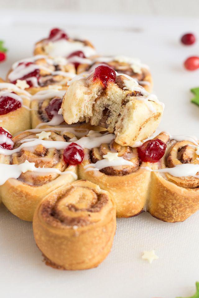 รูปภาพ:https://images.britcdn.com/wp-content/uploads/2016/12/Cinnamon-bun-Christmas-tree-12.jpg