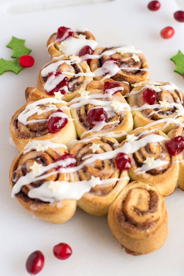 รูปภาพ:https://images.britcdn.com/wp-content/uploads/2016/12/Cinnamon-bun-Christmas-tree-10.jpg