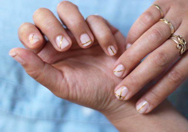 รูปภาพ:http://honestlywtf.com/wp-content/uploads/2014/05/goldstripednails1.jpg