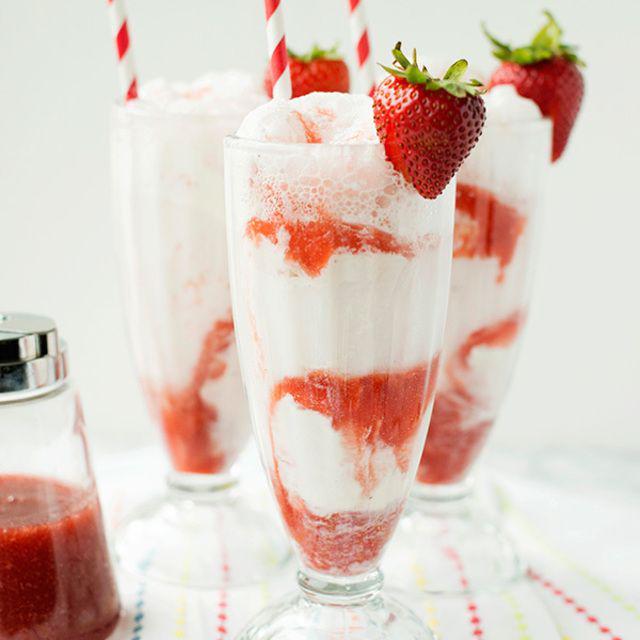 ภาพประกอบบทความ Strawberry Ice Cream Soda เครื่องดื่มรสหวานอมเปรี้ยว ซาบซ่าถึงใจสุดๆ