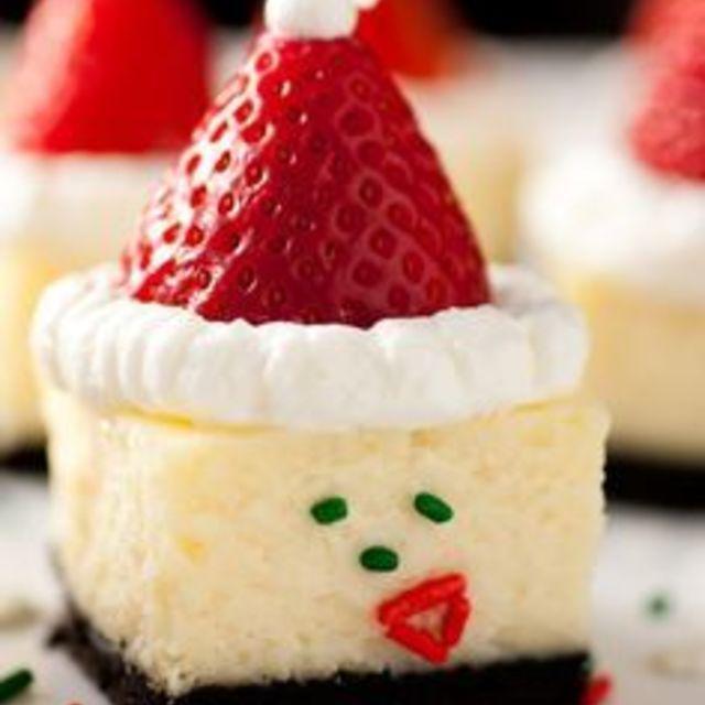 ภาพประกอบบทความ Santa Hat Cheesecake Bites ,, ขนมน่ารักต้อนรับเทศกาลคริสต์มาส 