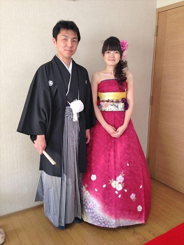 รูปภาพ:http://static.boredpanda.com/blog/wp-content/uploads/2016/12/furisode-kimono-wedding-dress-japan-25-585a392225a62__605.jpg