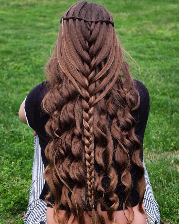 รูปภาพ:http://i2.wp.com/therighthairstyles.com/wp-content/uploads/2016/12/13-half-up-mermaid-braid-with-curls.jpg?zoom=1.25&resize=500%2C627