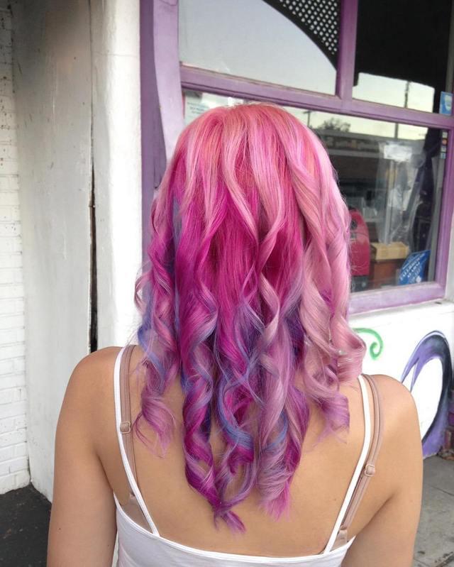 รูปภาพ:http://i2.wp.com/therighthairstyles.com/wp-content/uploads/2016/07/10-pastel-pink-hair-with-purple-highlights.jpg