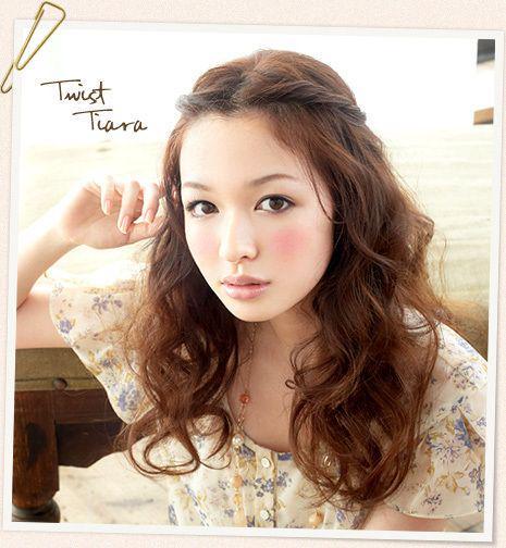 รูปภาพ:http://sp.i-voce.jp/hair_arrange2/img/img_main_tiara.jpg